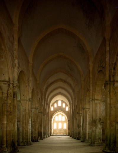 Widok na nawę kościoła opactwa cysterskiego założonego w XII wieku. autorstwa Romanesque