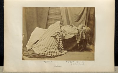 [Lady Middleton jako "Elaine" i Sophy L.M. w Tableau Vivant z "Sielanki o królu"]. autorstwa Ronald Ruthven Leslie Melville