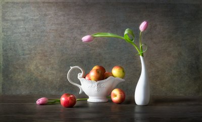 Eleganckie jabłka i tulipany autorstwa Rong Wei