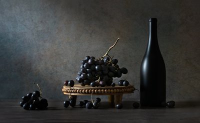 Ciemna butelka z motywem bogatych winogron autorstwa Rong Wei