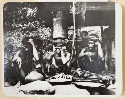 Kapłani Ifugao podczas ceremonii religijnej, 1910 r. (zdjęcie czarno-białe) autorstwa Roy Barton