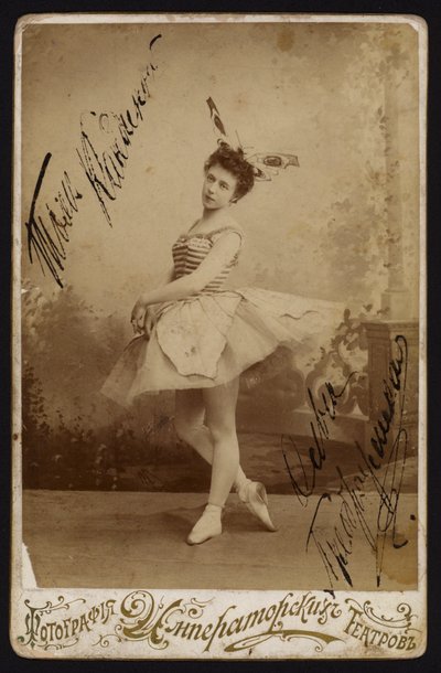 Tancerka baletowa (zdjęcie czarno-białe) autorstwa Russian Photographer (after)