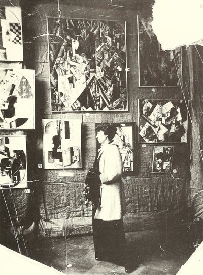 Alexandra Ekster przed obrazami Udaltsovej na wystawie The Store, Moskwa autorstwa Russian Photographer