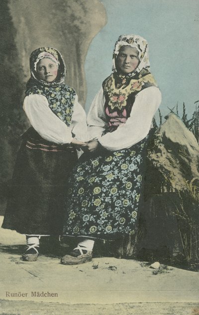 Dziewczyny w tradycyjnych łotewskich strojach autorstwa Russian Photographer