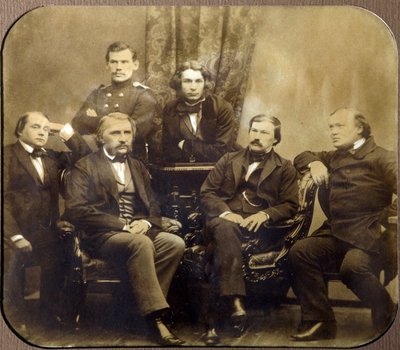 Leon Tołstoj (1828-1910) i Dmitri Grigorovitch (1822-1900) - Assis, Iwan Aleksandrowicz Gontcharow (1812-1891), Iwan Siergiejewicz Turgueniew (Turgieniew, Tourguenieff ou Tourgueneff) (1818-1883), Aleksander Wasiliewicz Druszynin (Drużynin) ( 1824-1864) i  autorstwa Russian Photographer