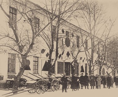 Malewicz i uczniowie szkoły artystycznej dekorujący Białe Koszary w Witebsku, grudzień 1919 r. (zdjęcie czarno-białe) autorstwa Russian Photographer