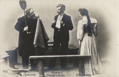 Rosyjski aktor Wsiewołod Meyerhold (w środku) w roli Trepleva w produkcji Moskiewskiego Teatru Artystycznego Antona Czechowa Mewa, 1898 autorstwa Russian Photographer