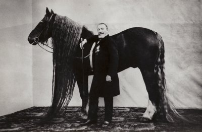 Rosyjski cyrkowiec Akim Nikitin z koniem autorstwa Russian Photographer