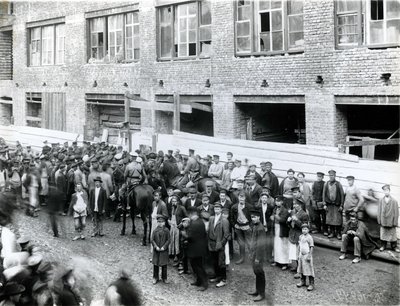 Robotnicy fabryczni w Sankt Petersburgu strajkują w proteście przeciwko masakrze w Lenie, 1912 r. autorstwa Russian Photographer