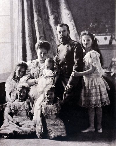 Rodzina cara Mikołaja II (1868 - 1918). Od lewej do prawej: wielka księżna Tatiana urodzona 11 czerwca 1897; Wielka Księżna Maria urodzona 27 czerwca 1899; wielka księżna Alexis urodzona 12 sierpnia 1904; Zaimponuj Aleksandrze Fiodorownie; car Mikołaj II;  autorstwa Russian Photographer