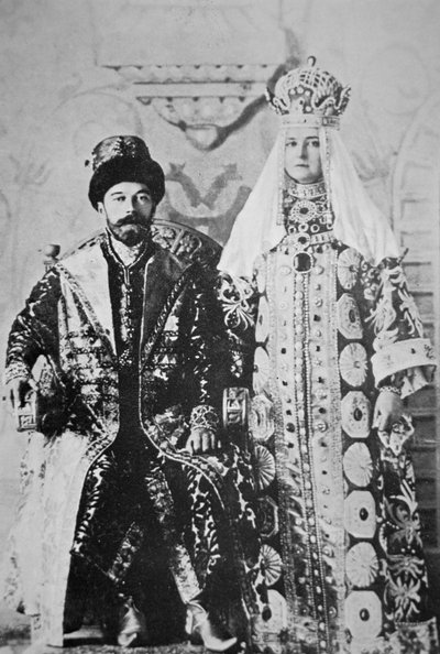 Car Mikołaj II i Caryca Aleksandra w pełnych insygniach koronacyjnych, maj 1896 (zdjęcie czarno-białe) autorstwa Russian Photographer