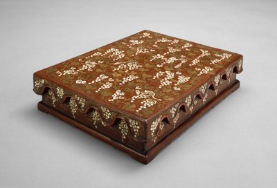 Pudełko na przybory do pisania (lakier, drewno, masa perłowa i złoto) autorstwa Ryukyuan culture