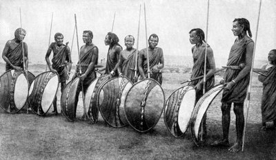 Grupa wojowników Masajów w pełnej gamie bitew, 1922. autorstwa S. J. Hopper