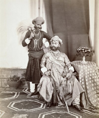 Jego Wysokość Maharaja Tukoji Rao (1844-86) II z Indore i asystent, 1877 (druk albumowy) autorstwa S. and Shepherd, C. Bourne