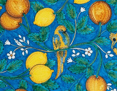 Owoce cytrusowe, kwiaty i ptaki na niebieskim tle, detal dekoracyjny ze stołu, majolika z kamienia lawowego, manufaktura Salvatore Gurreri, Caltagirone, Sycylia, Włochy, XX wiek autorstwa Salvatore Gurreri manufacture