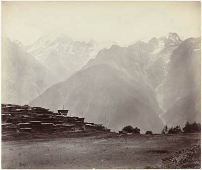 Widok Chini z Himalajami w tle Panoramiczny widok na Chini (tytuł oryginalny) autorstwa Samuel Bourne (attributed to)