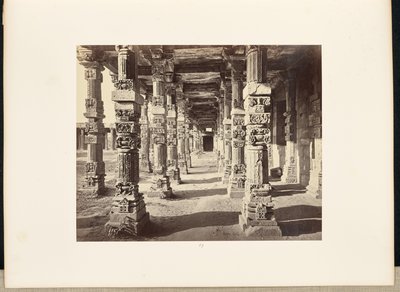 Delhi; Kutub Minar, widok wnętrza wschodniej kolumnady autorstwa Samuel Bourne