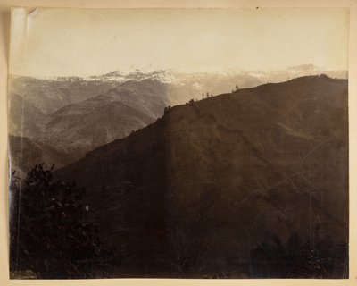 Górska sceneria w Darjeeling,  z „Widoków Darjeeling”, 1880 (zdjęcie czarno-białe) autorstwa Samuel Bourne
