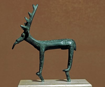 Kultura nuragi (nuraghi) Sardynii: brązowa statuetka jelenia Iglesiasa. VIII-VII w. p.n.e. Cagliari, Narodowe Muzeum Archeologiczne, Sardynia, Włochy autorstwa Sardinia Nuragic Civilization