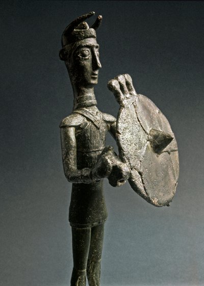 Kultura nuragi (nuraghi) Sardynii: brązowa statuetka wojownika z tarczą. VIII-VII w. p.n.e. Narodowe Muzeum Etnografii Prehistorycznej „Luigi Pigorini”, Rzym autorstwa Sardinia Nuragic Civilization