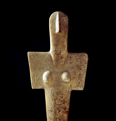 Kultura nuragi (nuraghi) Sardynii: wapienna statuetka bogini matki, idola typu cykladzkiego, z Senorbi (Region Trexenta) datowana na okres prenuragiczny (XX w. p.n.e.) Eneolit. Ciemny. 42 cm Cagliari, Museo Nazionale Archeologico, Sardynia, Włochy autorstwa Sardinia Nuragic Civilization