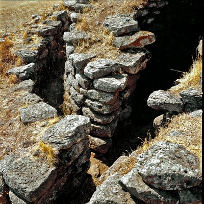 Kultura nuragi (nuraghi) Sardynii: ruiny miasta nuragów na megalitycznym miejscu Losa: jedna z wież obronnych. XV wiek p.n.e. Abbasanta Sardynia Włochy autorstwa Sardinia Nuragic Civilization