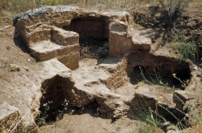 Kultura nuragi (nuraghi) Sardyńska: ruiny miasta przed nuragami na megalitycznym miejscu Anghelu Ruju: centralna wieża. XX w. p.n.e. Alghero, Sardynia Włochy autorstwa Sardinia Nuragic Civilization