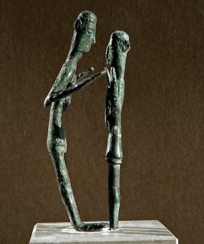 Kultura nuragi (nuraghi) Sardynii: wyrzeźbiona grupa zapaśników z brązu. VIII-VII w. p.n.e. Cagliari, Narodowe Muzeum Archeologiczne, Sardynia, Włochy autorstwa Sardinia Nuragic Civilization