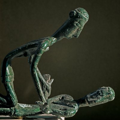 Kultura nuragi (nuraghi) Sardynii: wyrzeźbiona grupa zapaśników z brązu. Z Góry Arcosu. VIII-VII w. p.n.e. Cagliari, Narodowe Muzeum Archeologiczne, Sardynia, Włochy autorstwa Sardinia Nuragic Civilization