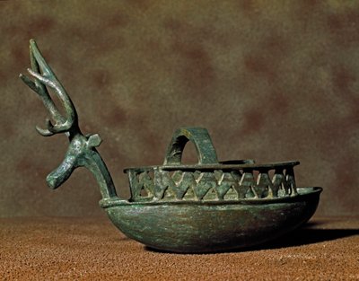 Kultura nuragi (nuraghi) Sardynii: rzeźba w kształcie łodzi z figurami głowy jelenia z brązu. VIII-VII w. p.n.e. Cagliari, Museo Nazionale Archeologico, Sardynia, Włochy autorstwa Sardinia Nuragic Civilization