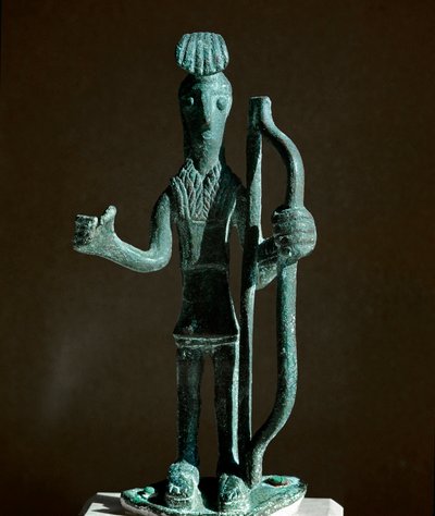 Kultura nuragi (nuraghi) Sardynii: statuetka wojownika ciągnącego łuk (brak włóczni) z brązu. VIII-VII w. p.n.e. Cagliari, Narodowe Muzeum Archeologiczne, Sardynia, Włochy autorstwa Sardinia Nuragic Civilization