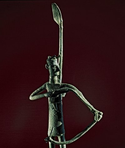 Kultura nuragi (nuraghi) Sardynii: statuetka wojownika ciągnącego łuk z brązu. VIII-VII w. p.n.e. Cagliari, Narodowe Muzeum Archeologiczne, Sardynia, Włochy autorstwa Sardinia Nuragic Civilization