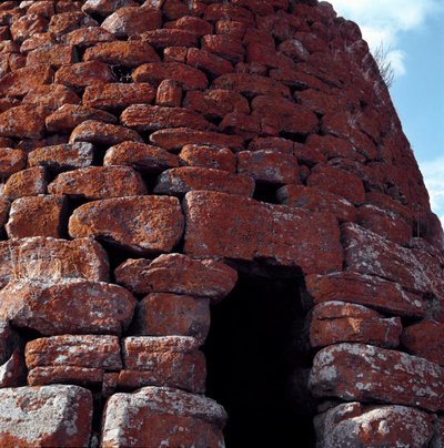 Widok wejścia do Nuraghe Montecodes (lub kodów Monte) w Macomer autorstwa Sardinia Nuragic Civilization