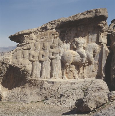 Relief naskalny przedstawiający Szapura I (AD 241-72) i jego rodzinę noszących herby na kapeluszach, z trójjęzycznym napisem na koniu w języku greckim, partyjskim i środkowoperskim autorstwa Sasanian