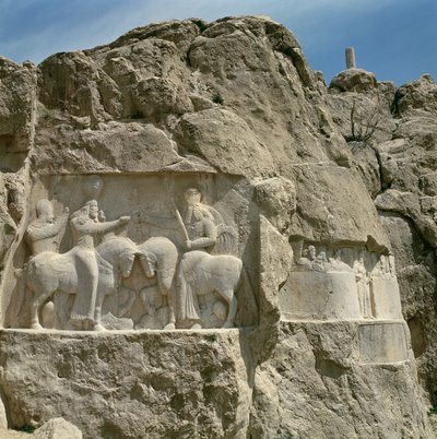 Dwie płaskorzeźby, lewa z inwestyturą Bahrama I (r.273-74) i prawa przedstawiająca Bahram II (r.273-93) z rodziną, II poł. III w. (kamień) autorstwa Sasanian
