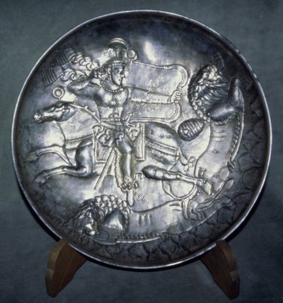 Półmisek przedstawiający króla Ardaszira II (r.379-86), z Sari, Mazandaran, ok. 1930 r. AD 380 (srebro ścigane i nacinane) autorstwa Sasanian School
