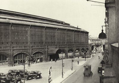 Berlin: Bahnhof Friedrichstrasse; Stacja Friedrichstrasse (zdjęcie czarno-białe) autorstwa Sasha Stone