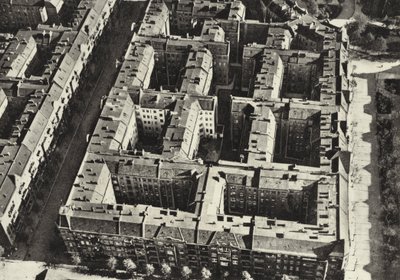 Berlin: Berliner Mietskasernen; Stare domy mieszkalne (zdjęcie czarno-białe) autorstwa Sasha Stone