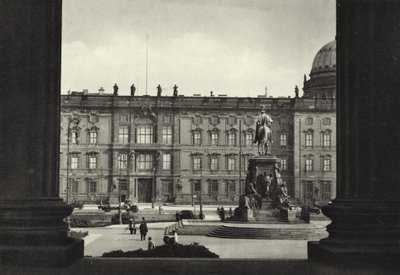 Berlin: Widok na Pałac i Lustgarten; Widok na Pałac Królewski i Lustgarten (zdjęcie czarno-białe) autorstwa Sasha Stone