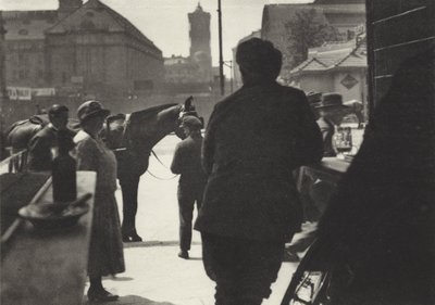 Berlin: Widok z baru na Alexanderplatz; Alexanderplatz widziany z piwiarni (zdjęcie czarno-białe) autorstwa Sasha Stone