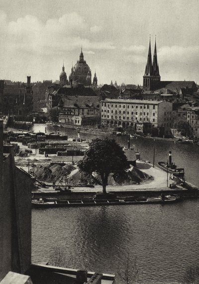 Berlin: Blick über die Spree zum Mühlendamm; Widok na Szprewę i Muhlendamm (zdjęcie czarno-białe) autorstwa Sasha Stone