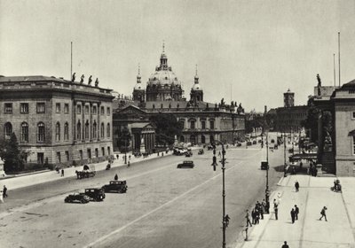 Berlin: Blick zum Schloss; Widok w kierunku Pałacu Królewskiego (zdjęcie czarno-białe) autorstwa Sasha Stone