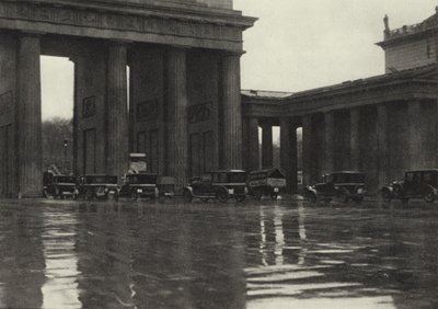 Berlin: Brama Brandenburska; Brama Brandenburska (zdjęcie czarno-białe) autorstwa Sasha Stone