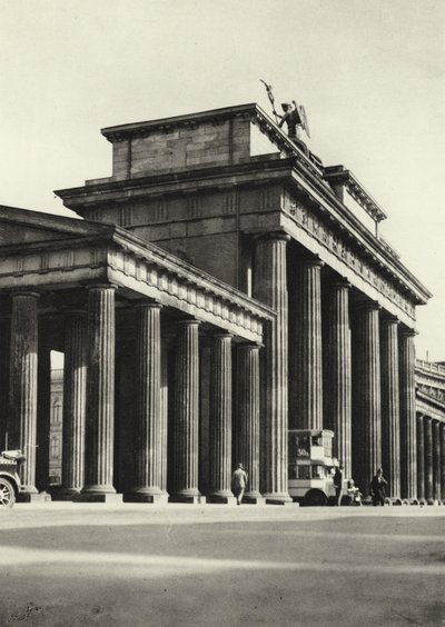 Berlin: Brama Brandenburska; Brama Brandenburska (zdjęcie czarno-białe) autorstwa Sasha Stone