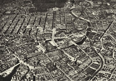 Berlin: Zdjęcie lotnicze starego rdzenia; Miasto widziane z samolotu (zdjęcie czarno-białe) autorstwa Sasha Stone