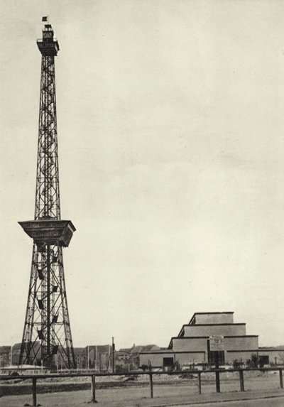 Berlin: wieża radiowa i hala radiowa; Stacja nadawcza (zdjęcie czarno-białe) autorstwa Sasha Stone