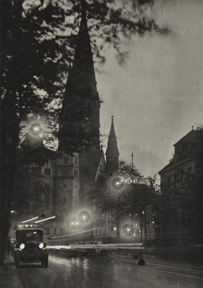 Berlin: Kaiser Wilhelm-Gedachtniskirche; Kościół Pamięci Cesarza Wilhelma (zdjęcie czarno-białe) autorstwa Sasha Stone