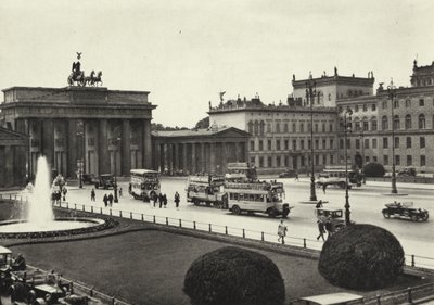 Berlin: Pariser Platz (zdjęcie czarno-białe) autorstwa Sasha Stone