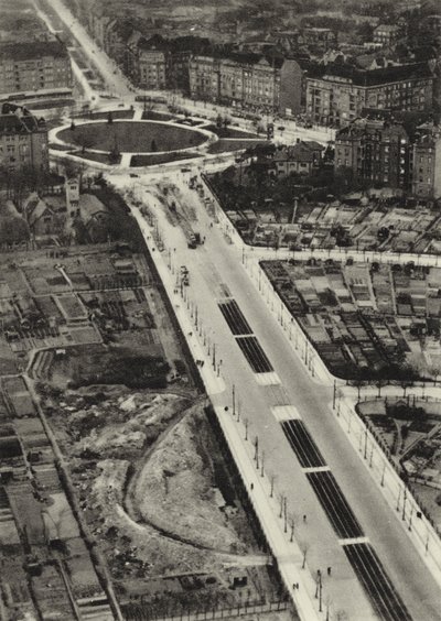 Berlin: Reichsstrasse, Reichskanzlerplatz (zdjęcie czarno-białe) autorstwa Sasha Stone