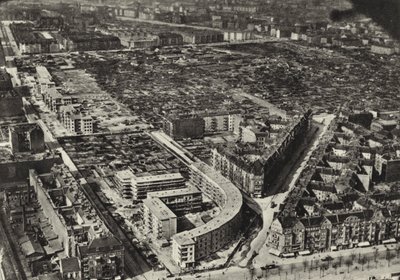 Berlin: Schonlankerstrasse, budynki mieszkalne; Domy mieszkalne (zdjęcie czarno-białe) autorstwa Sasha Stone
